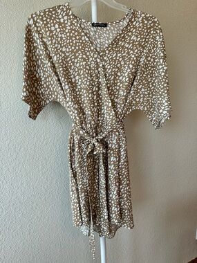 Pretty garden tan and white print shirt sleeve shorts romper with belt medium